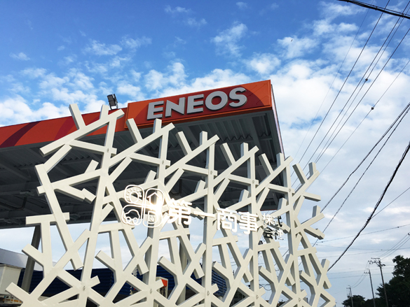 交差点のモニュメント。