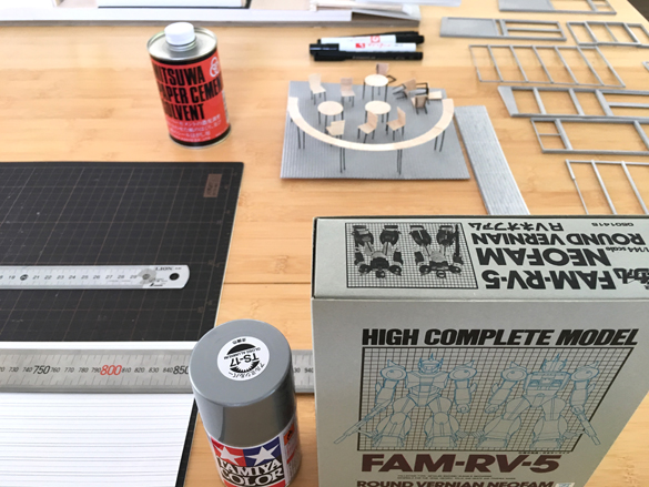 夏休みの模型店。