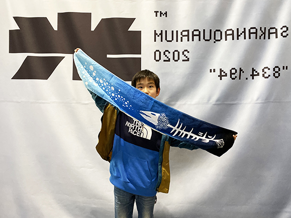 ライブ会場の座席で宿題。