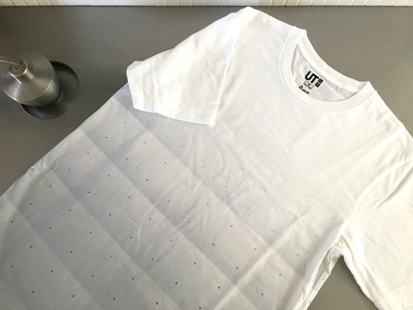 コンクリート打ち放し仕上げのTシャツ。