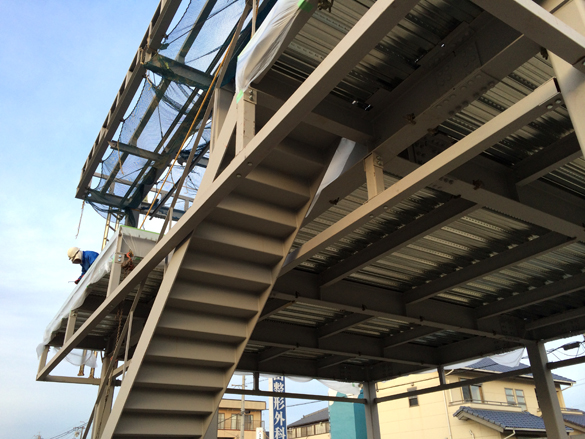 街の中に同じカタチの建物を7棟建設します。