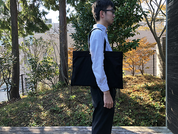 黒いトートと白いケース。