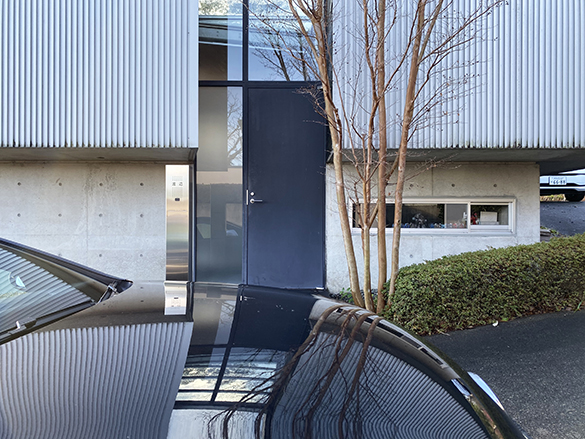 ボンネットにイワタノイエ。