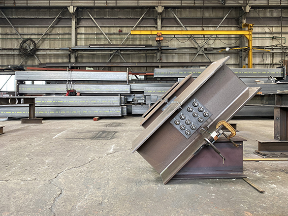 40mのトラスが支えるファクトリー。