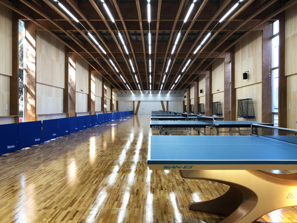 12台の卓球台。