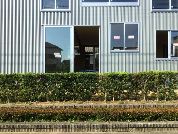 多孔質な四角い箱。