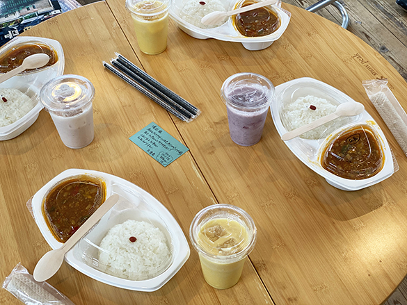 おまかせカレー弁当でがんばる。