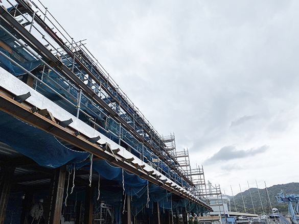 斜面に寄り添う鉄骨。